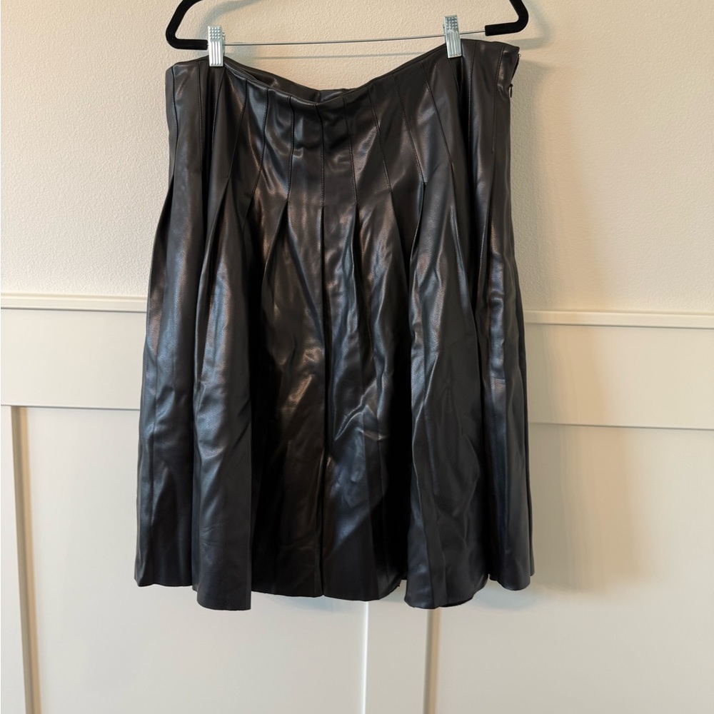 Scoop- Black Pleated Skirt